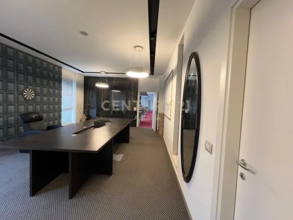 Tirane, jepet me qera ambjent biznesi Kati 1, 287 m² 2.300 € (Ish Fusha Aviacionit)