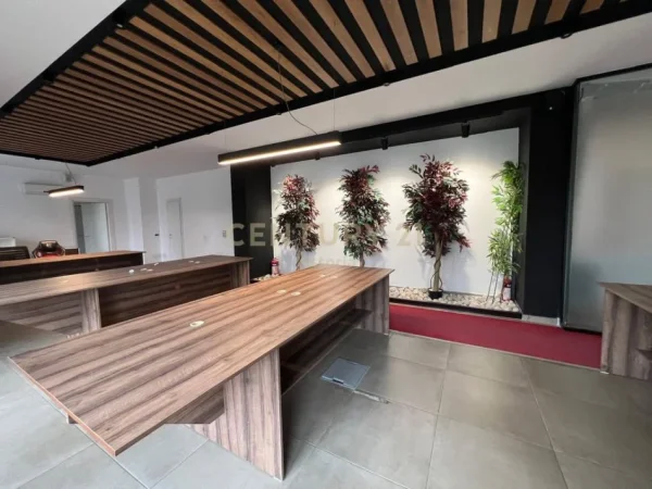 Tirane, jepet me qera ambjent biznesi Kati 1, 287 m² 2.300 € (Ish Fusha Aviacionit)