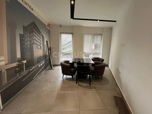 Tirane, jepet me qera ambjent biznesi Kati 1, 287 m² 2.300 € (Ish Fusha Aviacionit)