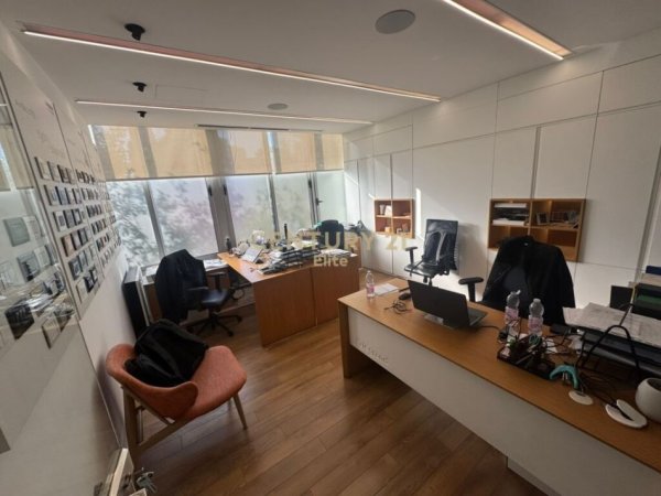 Tirane, jepet me qera ambjent biznesi Kati 2, 100 m² 1.100 € (Rruga e Elbasanit)