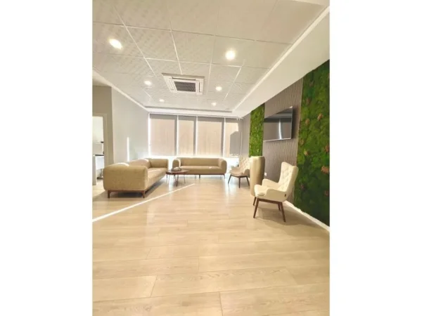 Tirane, jepet me qera ambjent biznesi Kati 1, 300 m² 3.700 € (Vasil Shanto)