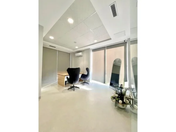 Tirane, jepet me qera ambjent biznesi Kati 1, 300 m² 3.700 € (Vasil Shanto)