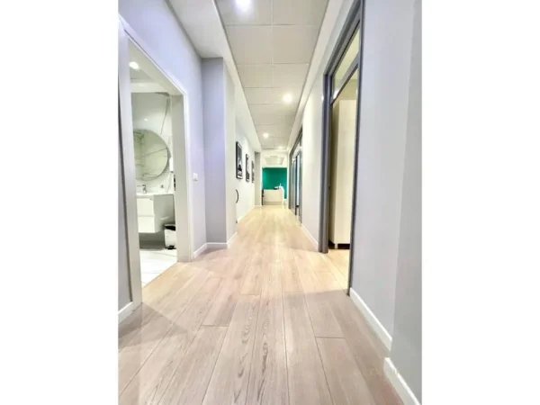 Tirane, jepet me qera ambjent biznesi Kati 1, 300 m² 3.700 € (Vasil Shanto)