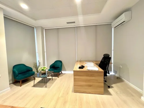 Tirane, jepet me qera ambjent biznesi Kati 1, 300 m² 3.700 € (Vasil Shanto)