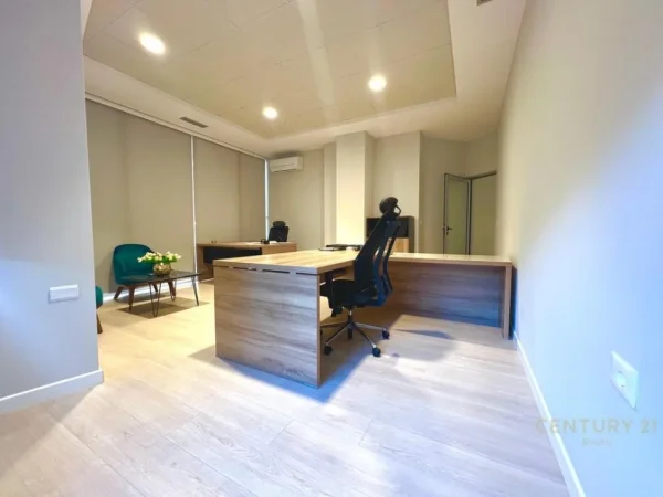Tirane, jepet me qera ambjent biznesi Kati 1, 300 m² 3.700 € (Vasil Shanto)