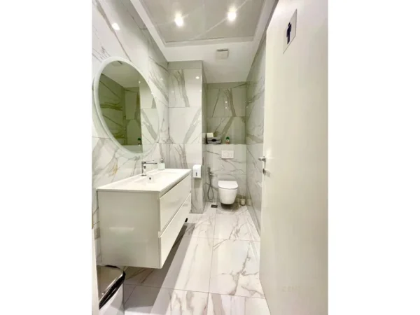 Tirane, jepet me qera ambjent biznesi Kati 1, 300 m² 3.700 € (Vasil Shanto)