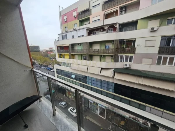 Tirane, jepet me qera ambjent biznesi Kati 5, 60 m² 600 € 