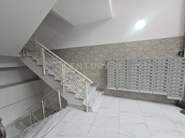 Tirane, jepet me qera ambjent biznesi Kati 5, 60 m² 600 € 