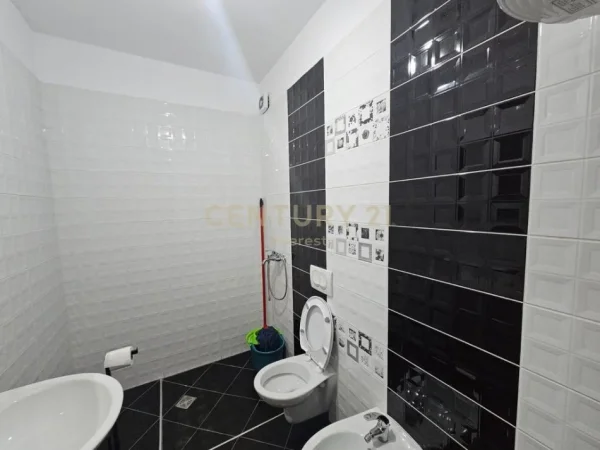 Tirane, jepet me qera ambjent biznesi Kati 5, 60 m² 600 € 