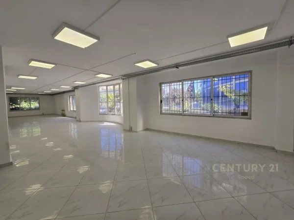 Tirane, jepet me qera ambjent biznesi Kati 0, 178 m² 1.500 € (Liqeni i Tiranes)