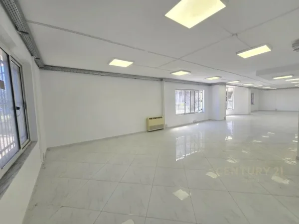 Tirane, jepet me qera ambjent biznesi Kati 0, 178 m² 1.500 € (Liqeni i Tiranes)