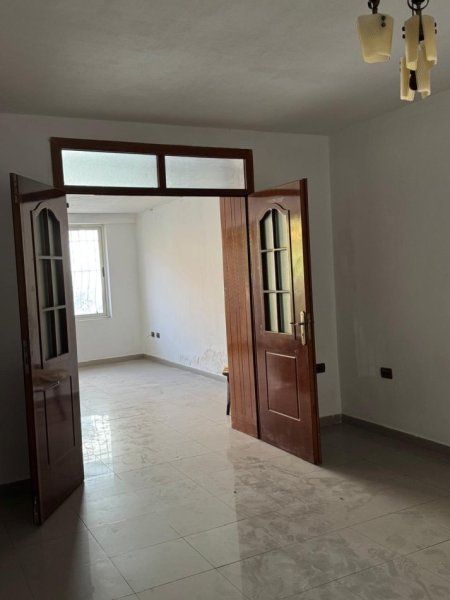 Tirane, jepet me qera apartament 2+1+Ballkon Kati 2, 108 m² 500 € 