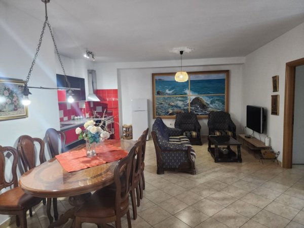 Tirane, jepet me qera apartament 2+1+Aneks+Ballkon Kati 1, 600 € 