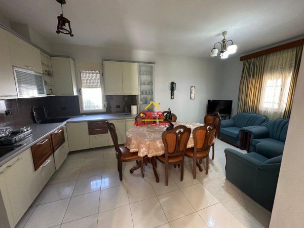 Vlore, jepet me qera shtepi 2+1+Ballkon Kati 0, 100 m² 400 € (Rruga Sadik Zotaj)