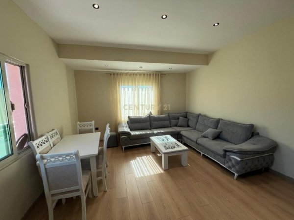 Tirane, jepet me qera apartament 2+1+Ballkon Kati 3, 120 m² 550 € (Vilat Amerikane)