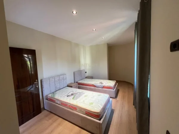 Tirane, jepet me qera apartament 2+1+Ballkon Kati 3, 120 m² 550 € (Vilat Amerikane)