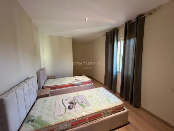 Tirane, jepet me qera apartament 2+1+Ballkon Kati 3, 120 m² 550 € (Vilat Amerikane)