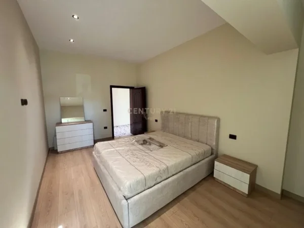 Tirane, jepet me qera apartament 2+1+Ballkon Kati 3, 120 m² 550 € (Vilat Amerikane)