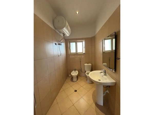 Tirane, jepet me qera apartament 2+1+Ballkon Kati 3, 120 m² 550 € (Vilat Amerikane)