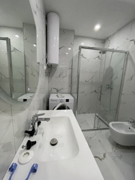 Tirane, jepet me qera apartament 1+1+Ballkon Kati 5, 70 m² 900 € (Rruga e kosovareve)