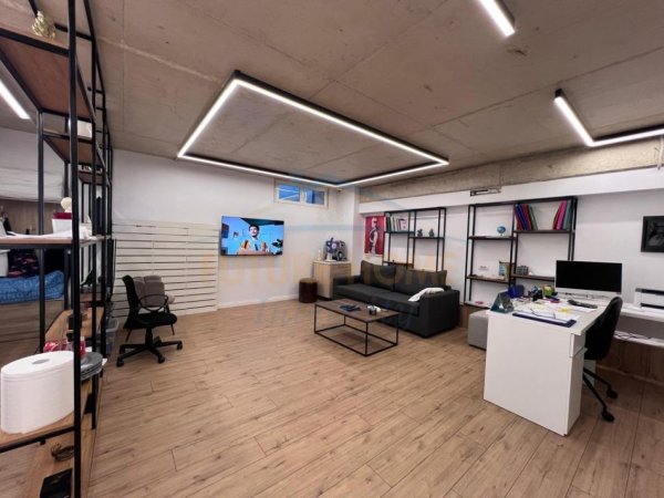 Tirane, jepet me qera ambjent biznesi Kati 0, 130 m² 2.000 € (Porcelan)