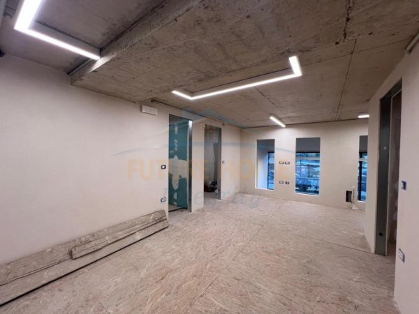 Tirane, jepet me qera ambjent biznesi Kati 0, 130 m² 2.000 € (Porcelan)