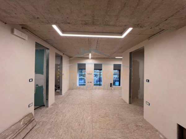Tirane, jepet me qera ambjent biznesi Kati 0, 130 m² 2.000 € (Porcelan)