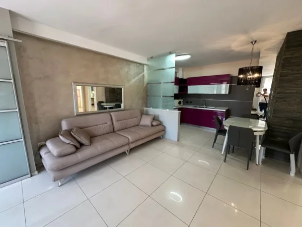 Tirane, jepet me qera apartament 3+1 Kati 3, 100 m² 730 € (Pazari i Ri)