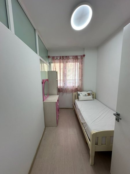 Tirane, jepet me qera apartament 3+1 Kati 3, 100 m² 730 € (Pazari i Ri)