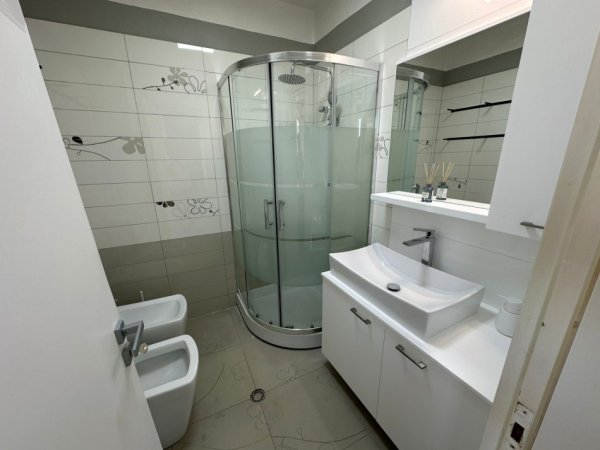Tirane, jepet me qera apartament 3+1 Kati 3, 100 m² 730 € (Pazari i Ri)