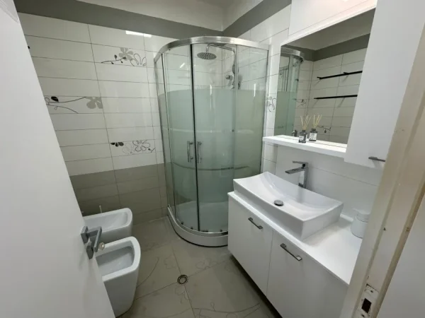 Tirane, jepet me qera apartament 3+1 Kati 3, 100 m² 730 € (Pazari i Ri)