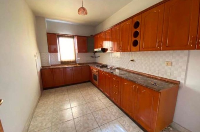 Tirane, jepet me qera zyre Kati 8, 110 m² 450 € (KOMUNA E PARISIT)