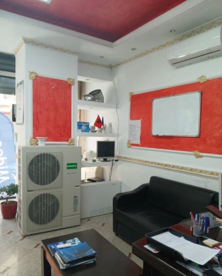 Tirane, jepet me qera dyqan Kati 0, 48 m² 450 € (21 DHJETORI)