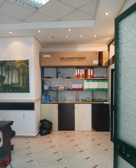 Tirane, jepet me qera dyqan Kati 0, 48 m² 450 € (21 DHJETORI)