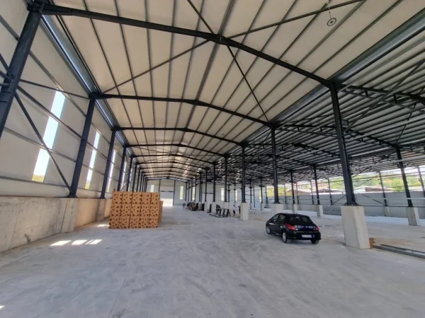 Tirane, jepet me qera magazine Kati 0, 1.300 m² 3.300 € (City Park)