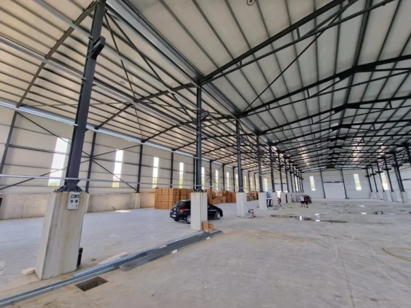 Tirane, jepet me qera magazine Kati 0, 1.300 m² 3.300 € (City Park)