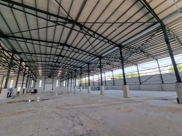 Tirane, jepet me qera magazine Kati 0, 1.300 m² 3.300 € (City Park)