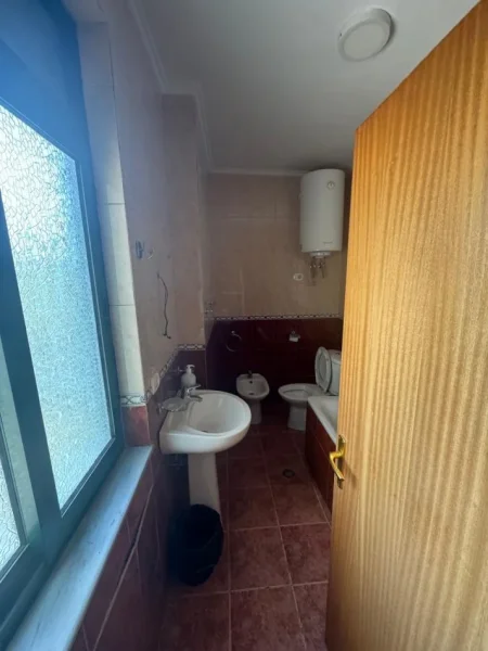 Tirane, jepet me qera ambjent biznesi Kati 4, 120 m² 750 € 