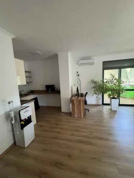 Tirane, jepet me qera ambjent biznesi Kati 4, 120 m² 750 € 