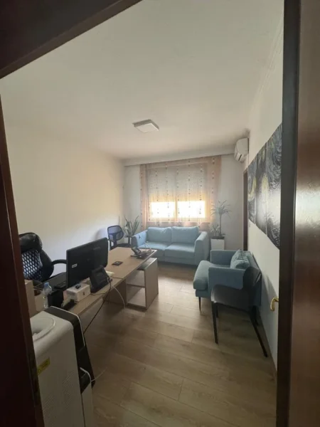 Tirane, jepet me qera ambjent biznesi Kati 4, 120 m² 750 € 