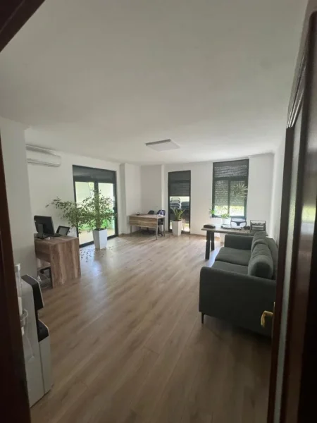 Tirane, jepet me qera ambjent biznesi Kati 4, 120 m² 750 € 