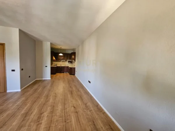 Tirane, jepet me qera ambjent biznesi Kati 5, 160 m² 1.500 € (Rruga e Elbasanit)