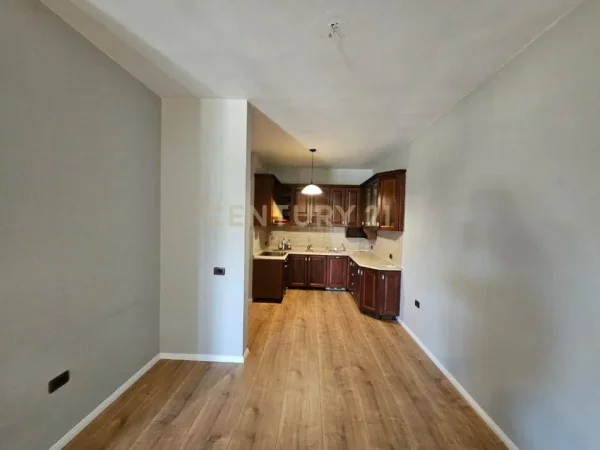 Tirane, jepet me qera ambjent biznesi Kati 5, 160 m² 1.500 € (Rruga e Elbasanit)