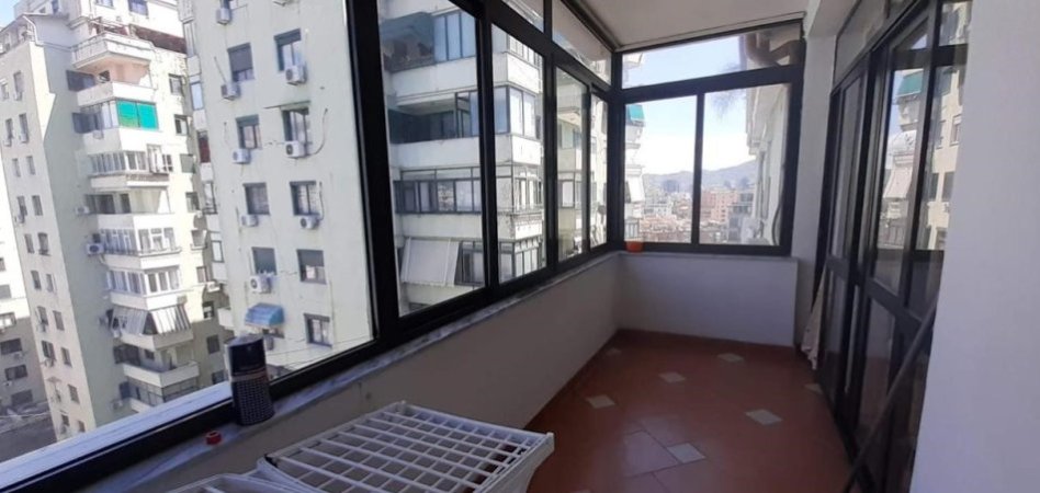 Tirane, jepet me qera apartament 1+1+Ballkon Kati 8, 76 m² 600 € (Ish Ekspozita)