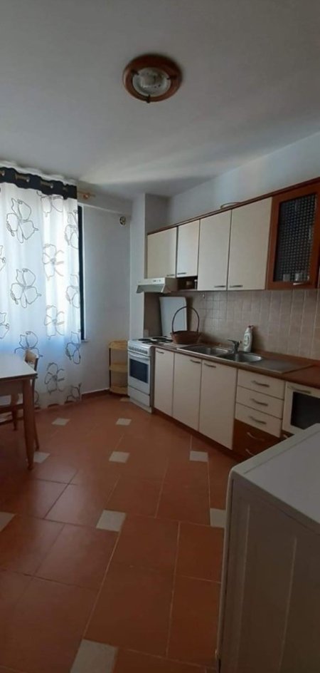 Tirane, jepet me qera apartament 1+1+Ballkon Kati 8, 76 m² 600 € (Ish Ekspozita)