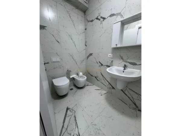 Tirane, jepet me qera apartament 2+1+Ballkon Kati 4, 110 m² 1.200 € (MYSLYM SHYRI)