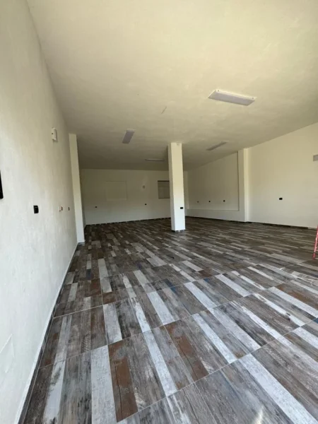 Tirane, jepet me qera magazine Kati 0, 120 m² 700 € (Rruga Tonin Harapi Kodra Priftit)