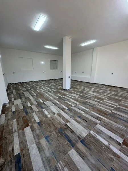 Tirane, jepet me qera magazine Kati 0, 120 m² 700 € (Rruga Tonin Harapi Kodra Priftit)