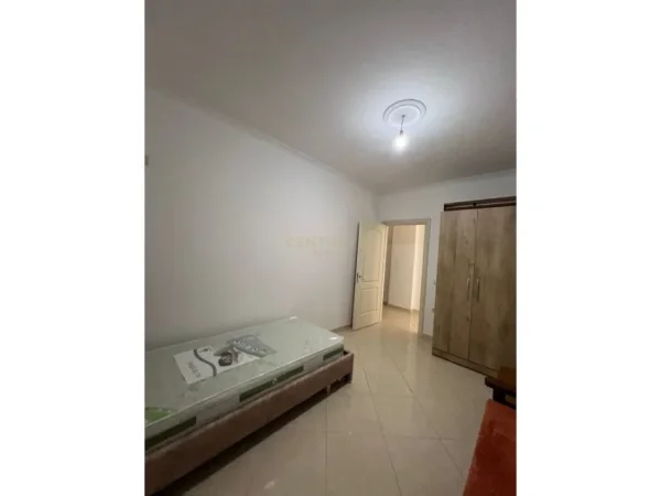 Tirane, jap me qera apartament 2+1+Ballkon Kati 3, 105 m² 350 € (Rruga e Dajtit)