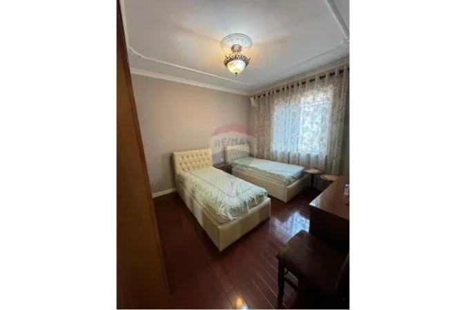 Tirane, jepet me qera apartament 2+1+Ballkon , 95 m² 950 € (Blloku)